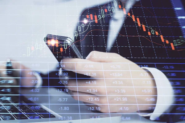 Multi expozice Man ruce drží a pomocí digitálního telefonu a grafu forex výkres. Koncept finančního trhu. — Stock fotografie