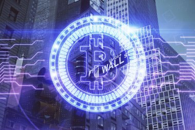 Kripto para birimi temalı hologram çizimi ve şehrin veiw arka planına çift pozlama. Engelleme zinciri ve bitcoin kavramı.