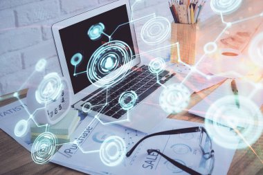 Sosyal ağ hologramıyla birlikte bilgisayar masaüstünde. Çifte maruziyet. Uluslararası insan ilişkileri kavramı.