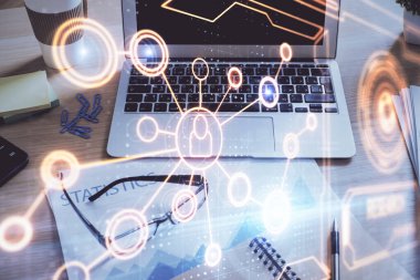 Sosyal ağ hologramıyla birlikte bilgisayar masaüstünde. Çifte maruziyet. Uluslararası insan ilişkileri kavramı.