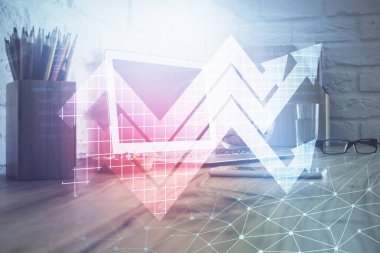 Bilgisayar masaüstünde, okların hologramını gösteriyor. Çifte maruziyet. Başarı kavramı.