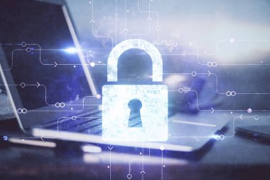 Bilgisayar ve ikon hologramı ile masaüstüne çift pozlama. Veri güvenliği kavramı.