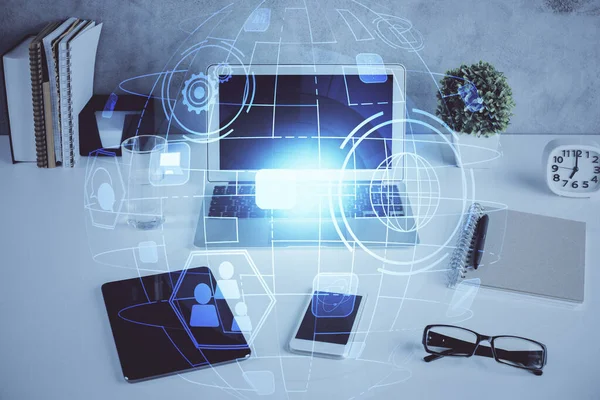 Sosyal ağ hologramıyla birlikte bilgisayar masaüstünde. Çifte maruziyet. Uluslararası insan ilişkileri kavramı.