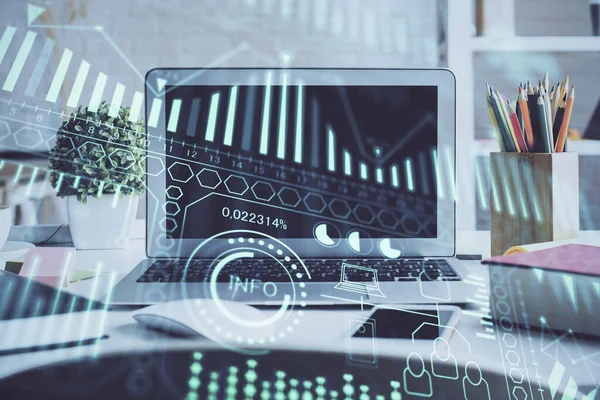 Bilgisayar, teknoloji temalı hologramla birlikte ofiste. Çifte maruziyet. Teknoloji kavramı.