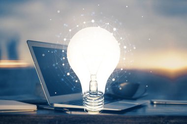 Bilgisayar ofisinde ampul simgesi hologramıyla birlikte. Çoklu maruz kalma. Fikir kavramı.