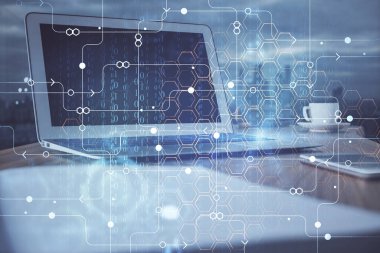 Bilgisayar ve teknoloji temalı holograma çifte maruz kalma. Serbest çalışma kavramı.