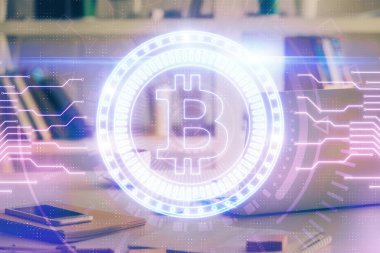 Blockchain temalı holograma ve bilgisayar arkaplanlı masaya çoklu maruz kalma. Bitcoin şifreleme para birimi kavramı.