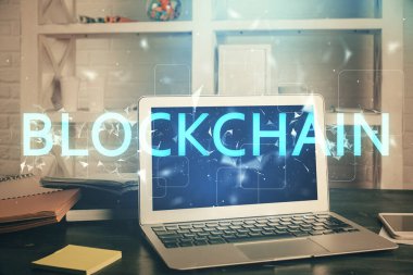 Blockchain temalı holograma ve bilgisayar arkaplanlı masaya çoklu maruz kalma. Bitcoin şifreleme para birimi kavramı.