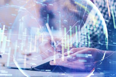 Arkaplanda iş simgeleri olan not defterinde yazan adamın çifte pozlandırılması.