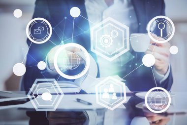 Arka planda notlarla çalışan adamlar. Sosyal ağ şeması. Karışık ortam