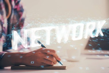 Veri teknolojisi hud 'u ile arka plana el yazıları yazan kadınların çifte pozu. Büyük veri kavramı.