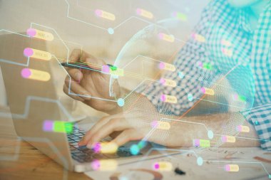 Arka planda bilgisayarla çalışan bir adamla dünya haritası hologramına çoklu maruz kalma. Dünya çapında ağ kavramı.