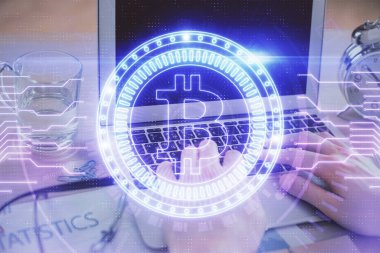 Arka planda bilgisayarla çalışan bir adamın olduğu engelleme temalı hologram. Kripto zinciri kavramı. Çift pozlama.