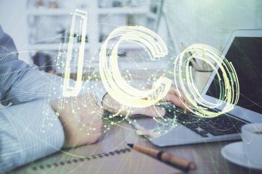 Arka planda bilgisayarla çalışan bir adamla engelleme temalı Hud. Kripto zinciri kavramı. Çift pozlama.