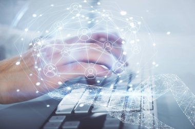 Sosyal ağ temalı hologramda iş adamı arka planda bilgisayar üzerinde çalışıyor. Çoklu pozlama.