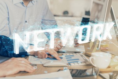 Bilgisayar geçmişi üzerinde çalışan bir adamla teknolojinin hologramına çifte maruz kalma. Büyük veri kavramı.