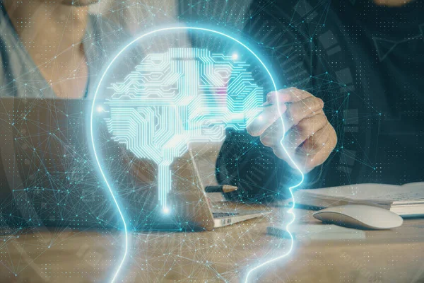 Beyin temalı hologramı olan bilgisayar geçmişi olan bir iş adamı. Beyin fırtınası kavramı. Çoklu pozlama.