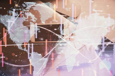 Masaüstü üzerinde telefon ile iş temalı hologramın çifte pozlandırılması. Üst Manzara. Mobil uluslararası ticaret bağlantısı kavramı.