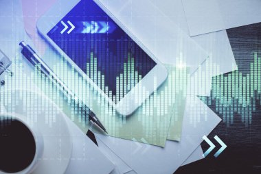 Forx grafik hologramının telefonlu masaüstü üzerinde çoklu pozlandırılması. Üst Manzara. Mobil ticaret platformu kavramı.