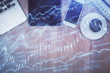 Finansal grafik hologramına telefonla çifte maruz kalma. Üst Manzara. Mobil ticaret platformu kavramı.