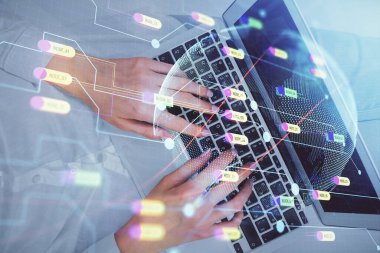 Bilgisayar ve dünya haritası çizimleri üzerinde çalışan kadın elleri çift pozlama. Üst Manzara. Uluslararası iş kavramı.