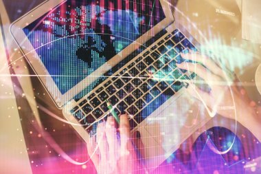 Bilgisayar ve finansal temalı hologram çizimleri üzerinde çalışan kadın elleri çift pozlama. Üst Manzara. İş konsepti.