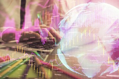 Bilgisayarda ve finansal grafik hologramında kadın eli yazarken çift pozlama. Borsa analizi kavramı.