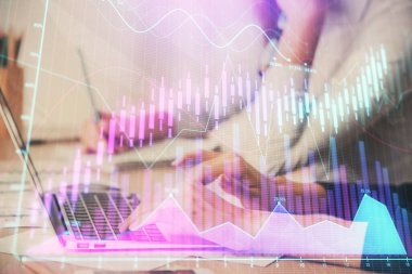 Bilgisayarda ve finansal grafik hologramında yazı yazan kadın ellerine çok maruz kalmış. Borsa analizi kavramı.