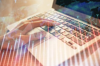 Bilgisayarda ve ön x grafik hologram çiziminde kadın eli yazarken çift pozlama. Borsa analizi kavramı.