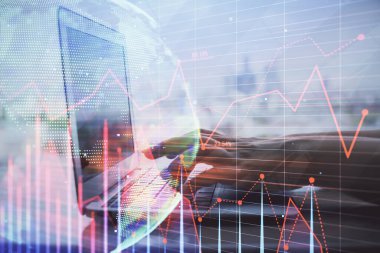 Bilgisayarda ve ön x grafik hologram çiziminde kadın eli yazarken çift pozlama. Borsa analizi kavramı.