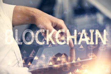 Erkeklerin el ele tutuşmalarının ve telefon ve kripto para birimi engelleme teması çiziminin iki kez görüntülenmesi.