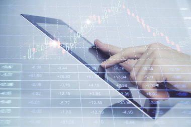 Erkeklerin el ele tutuşup dijital telefon ve forx grafik çizimleri kullanırken birden fazla pozlama. Finansal piyasa kavramı.