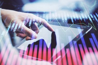 Bir adamın el ele tutuşup, telefon ve finansal çizim kullanırken birden fazla pozlama. Pazar analizi kavramı.