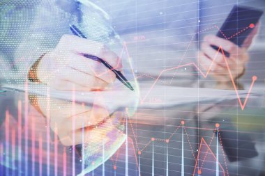 Ön x çizelgesine çift pozlama, hologram çizimi ve cep telefonu kullanan bir kadın. Finansal piyasa kavramı.