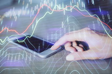 Ön x çizelgesine çift pozlama, hologram çizimi ve cep telefonu kullanan bir kadın. Finansal piyasa kavramı.