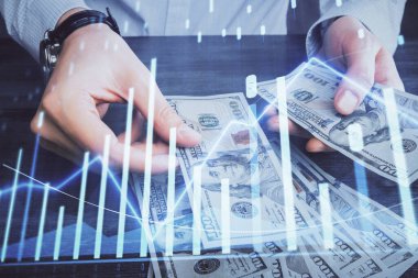 Finansal grafiğe çoklu pozlama hologram, Amerikan dolarları ve insan eli. Analiz kavramı.