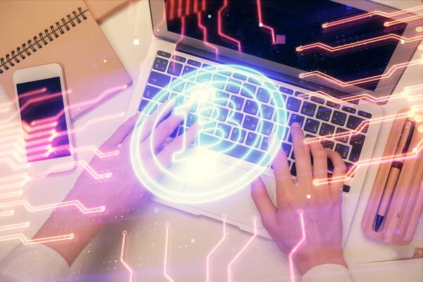 컴퓨터와 블록체인 테마 홀로그램 그림에서 작업하는 여성 손의 두 배 노출. 탑 뷰. 비트코인 암호화 개념. — 스톡 사진