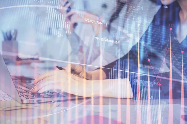 Multi exposición de las manos de la mujer escribiendo en el dibujo del holograma de la computadora y del gráfico financiero. Concepto de análisis bursátil. —  Fotos de Stock