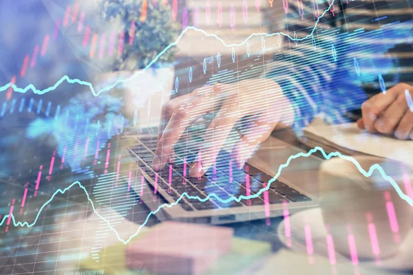 Dubbel exponering av kvinnliga händer skriva på dator och forex diagram hologram ritning. Begreppet aktiemarknad. — Stockfoto