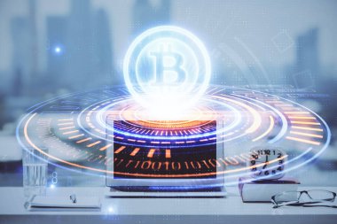 Engelleme zinciri ve kripto ekonomi temalı hologram ve bilgisayar geçmişi olan bir masa. Bitcoin kripto para kavramı.