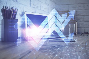 Bilgisayar masaüstünde, okların hologramını gösteriyor. Çifte maruziyet. Başarı kavramı.