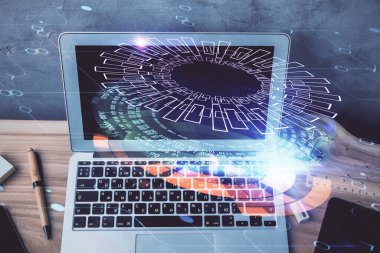 Masaüstü bilgisayarı ve teknoloji temalı holograma çift pozlama. Yazılım geliştirme kavramı.