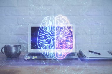 Bilgisayar ve beyin hologramı ile çalışma masasının çoklu açığı. Beyin fırtınası konsepti.