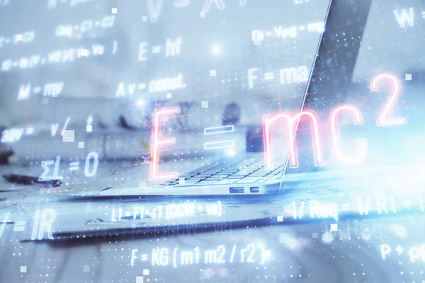 Desktop computer achtergrond en formule hologram schrijven. Dubbele belichting. Onderwijsconcept. — Stockfoto