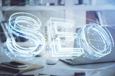 Bilgisayar ve seo çizim hologramı olan çok katmanlı bir tablo. Arama optimizasyon kavramı.