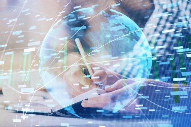 Arkaplanda iş simgeleri olan not defterinde yazan adamın çifte pozlandırılması.