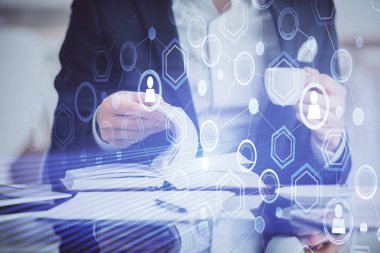 Arka planda notlarla çalışan adamlar. Sosyal ağ şeması. Karışık ortam