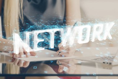 Veri teknolojisi hud 'u ile arka plana el yazıları yazan kadınların çifte pozu. Büyük veri kavramı.