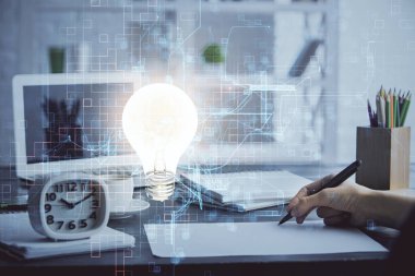 Kadın elinin üstüne ampul çizip arka planda not almak. Fikir kavramı. Çift pozlama