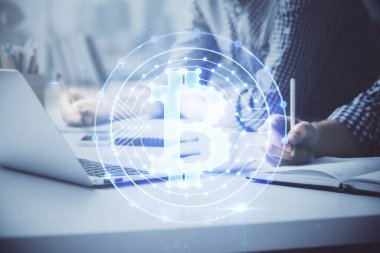 Arka planda bilgisayarla çalışan bir adamın olduğu engelleme temalı hologram. Kripto zinciri kavramı. Çift pozlama.